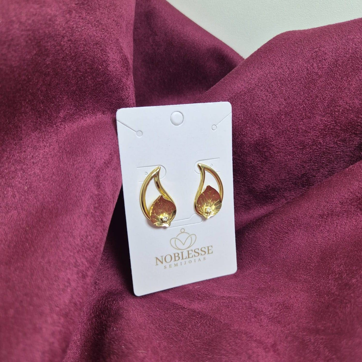 BRINCO FOLHA COM CRISTAL BANHADO OURO 18K